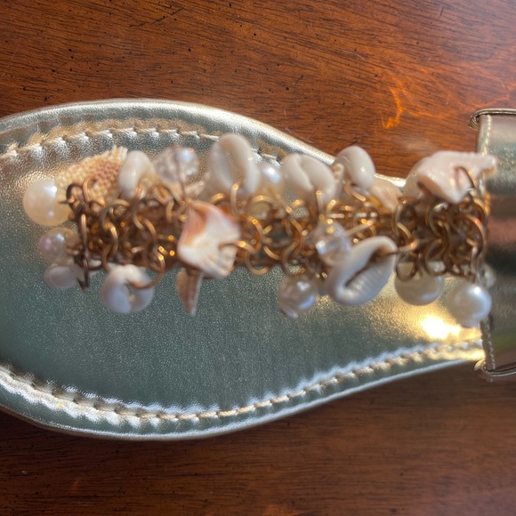 NEW Gold Sandals embellished with shells - Picture 7 of 8